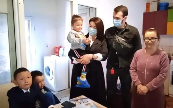 Тамаша мерекелік көңіл күй үшін Ассамблея мүшелеріне алғыс айтамыз.