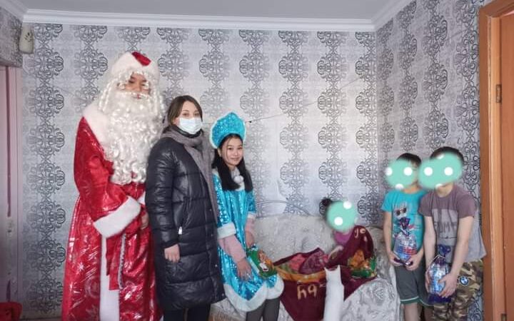 Бөкенов атындағы Қарағанды банк колледжінің студенттік «Лига добра» еріктілер клубы «Шаңырақ» орталығы ұсынған 20 балаға жаңа жылдық сыйлық апарды