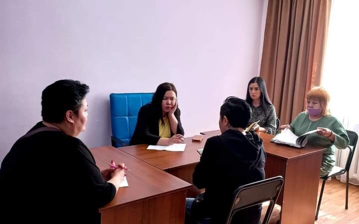 «Шаңырақ» орталығы Әділет департаментінің бөлім басшыларын, нотариус, сот орындаушы, заңгер, адвокат, АХАЖ, жылжымайтын мүлікті тіркеу мамандары мен қалалық мәслихат депутатын көпбалалы аналармен кездестіріп, қабылдау ұйымдастырдық.